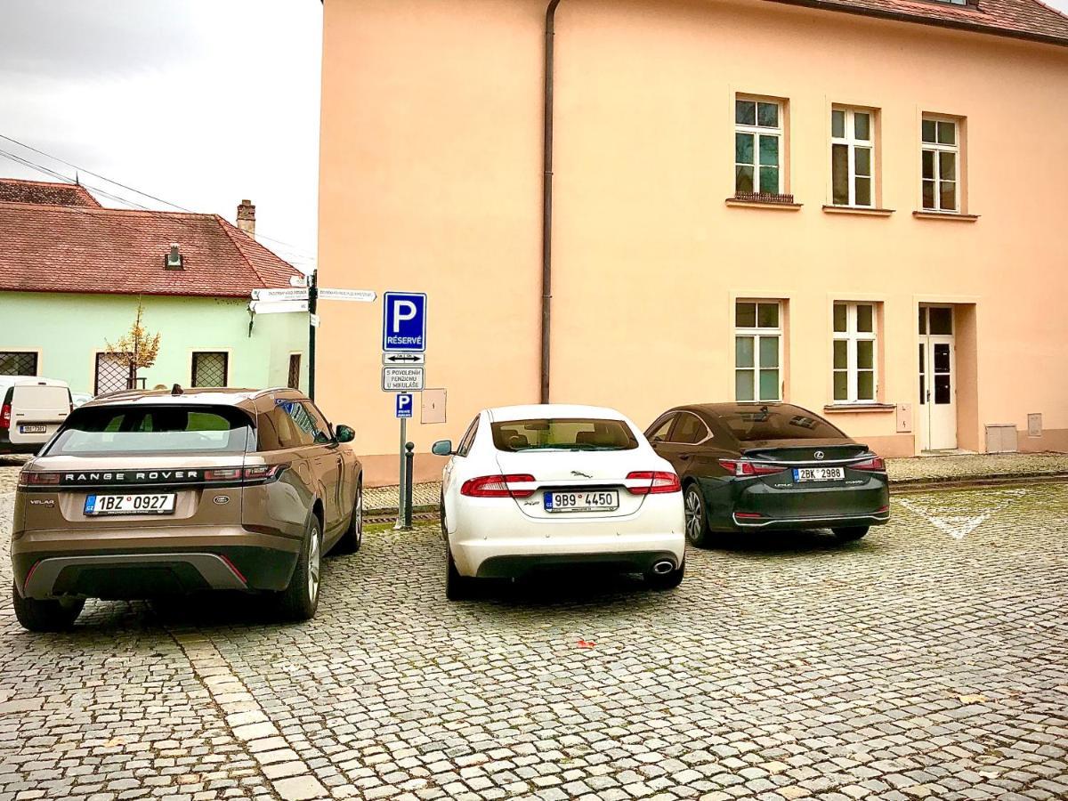 Boutique Apartments U Rolanda, Mikulasske Namesti Znojmo Buitenkant foto